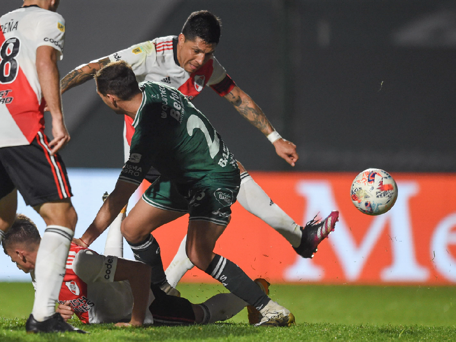 Enzo Pérez le dio un triunfo agónico a River