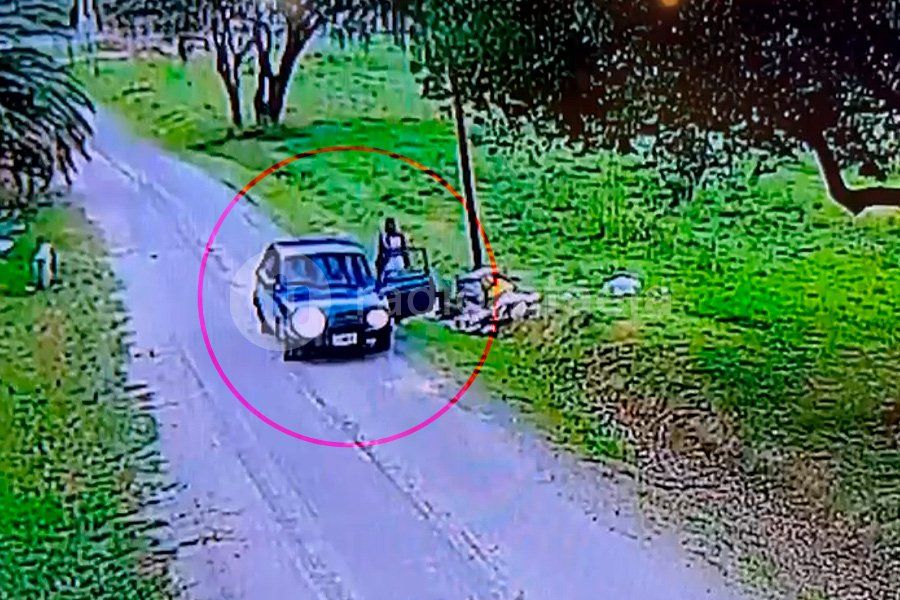 VIDEO | Fue con el auto lleno de basura y la “descargó” en un lote del barrio Brigadier López