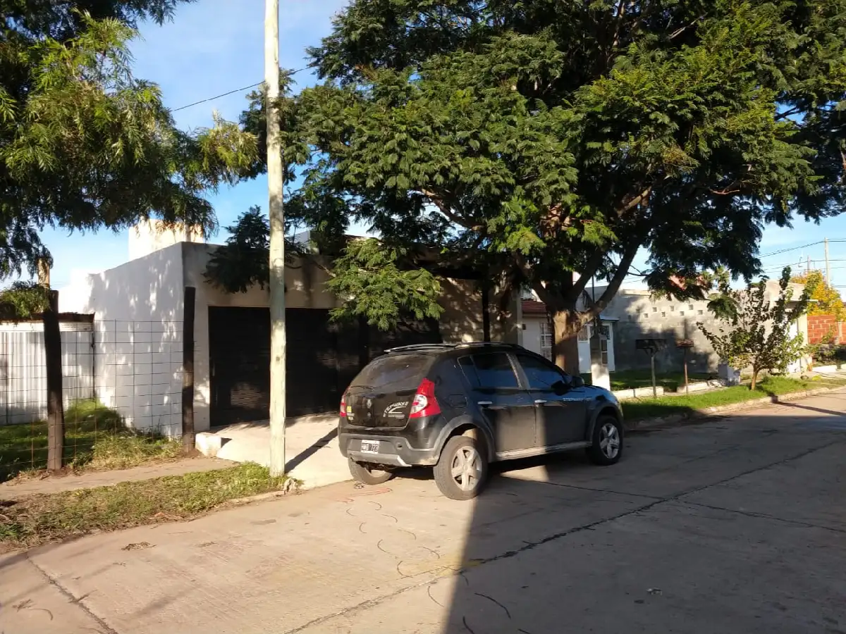 Delincuentes la arrojaron al suelo para robarle la moto