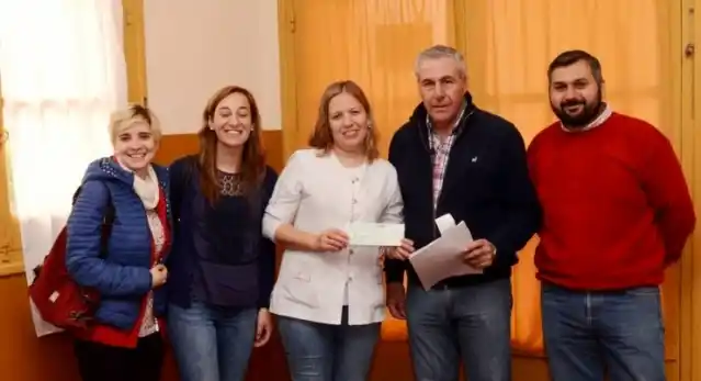 Salliqueló: Hernández entregó un subsidio a la Escuela Albergue