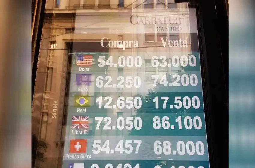Sigue la escalada: el dólar en Rosario rozó los 60 pesos y el riesgo país bate récords