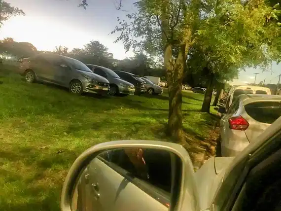 Vecinos se quejaron porque estacionaron autos sobre el Parque de las Banderas