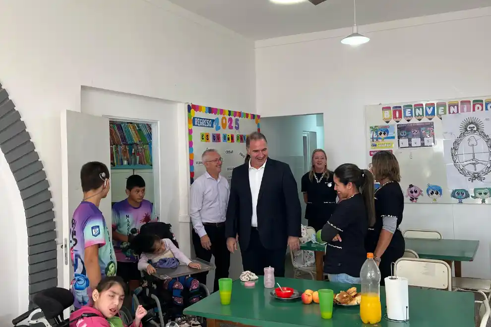 El ministro Ferreyra visitó establecimientos educativos de La Francia y Devoto