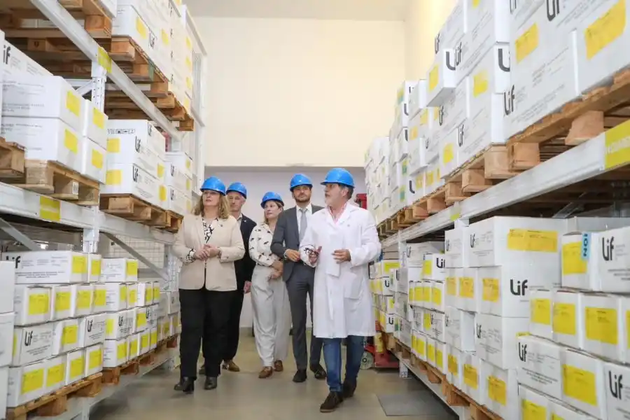 Pullaro recorrió el LIF, que quintuplicará la producción de repelente