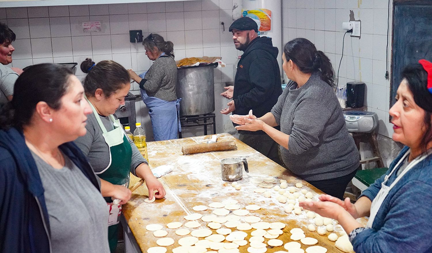 Intensa. Fue la labor ayer para elaborar pancitos y tortas fritas en Santa Teresita