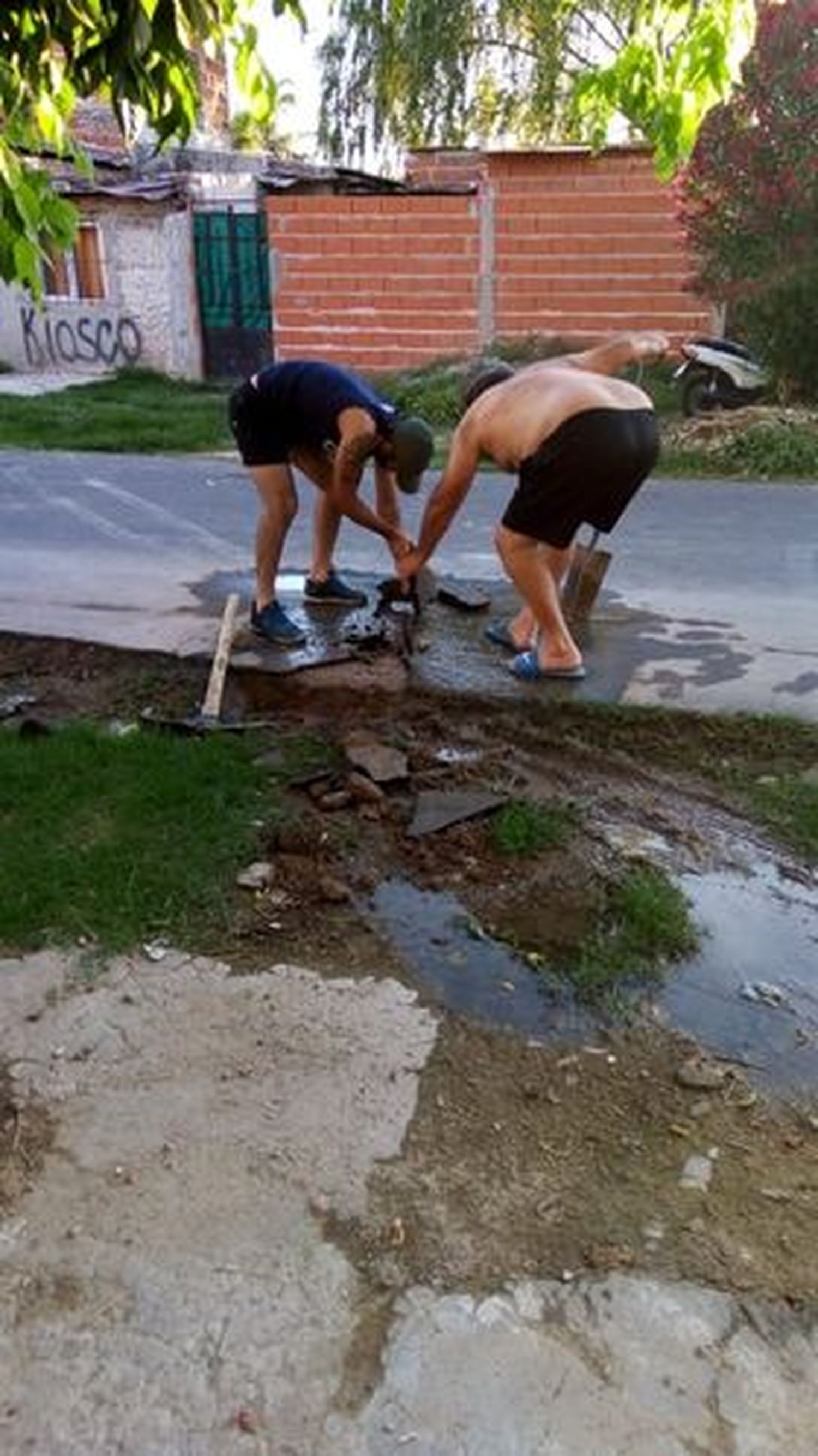 Pérdida de agua en calle Cucit