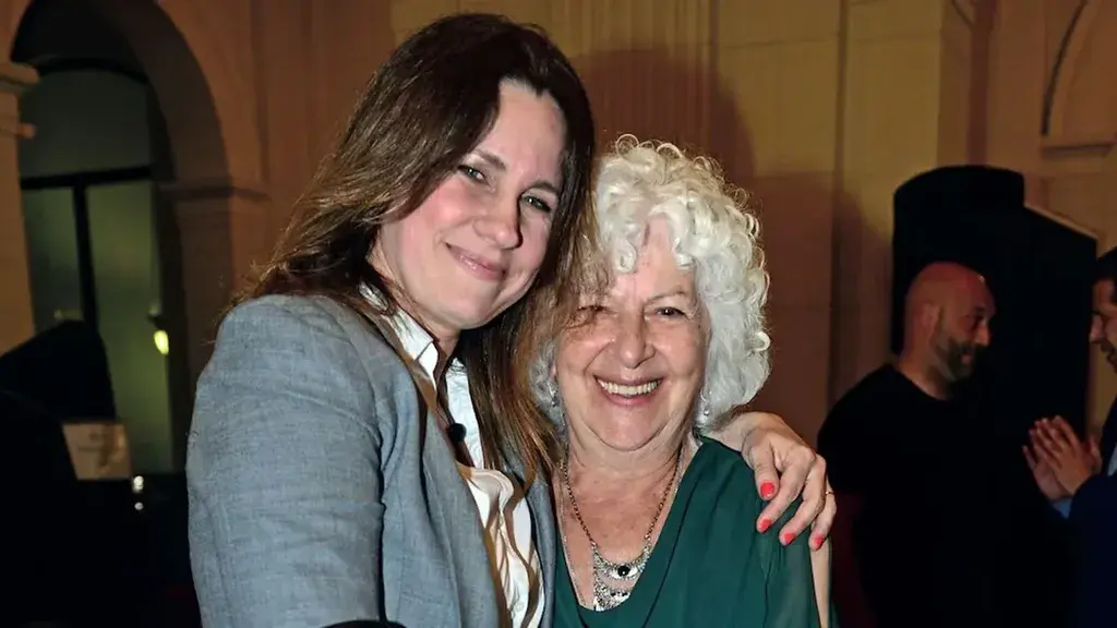 Nancy Dupláa junto a Elsa, su madre.