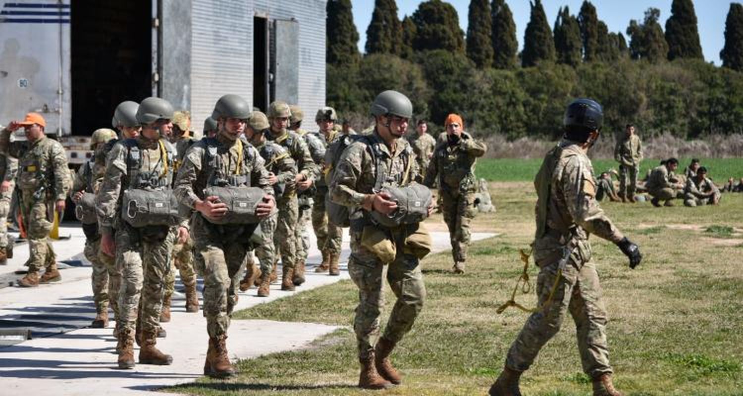 El Ejército Argentino entrenó con paracaidistas en el Aeroclub San Pedro