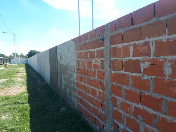 Repusieron el tapial de la secundaria 13 que derrumbó una tormenta en diciembre