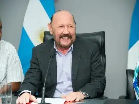 El superhéroe “Gildus” pelea contra un león con motosierra