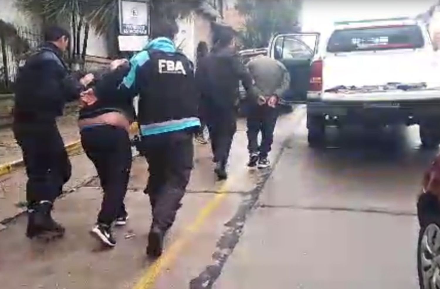 Capturaron a dos roba ruedas en el centro: tenían un inhibidor y varias herramientas