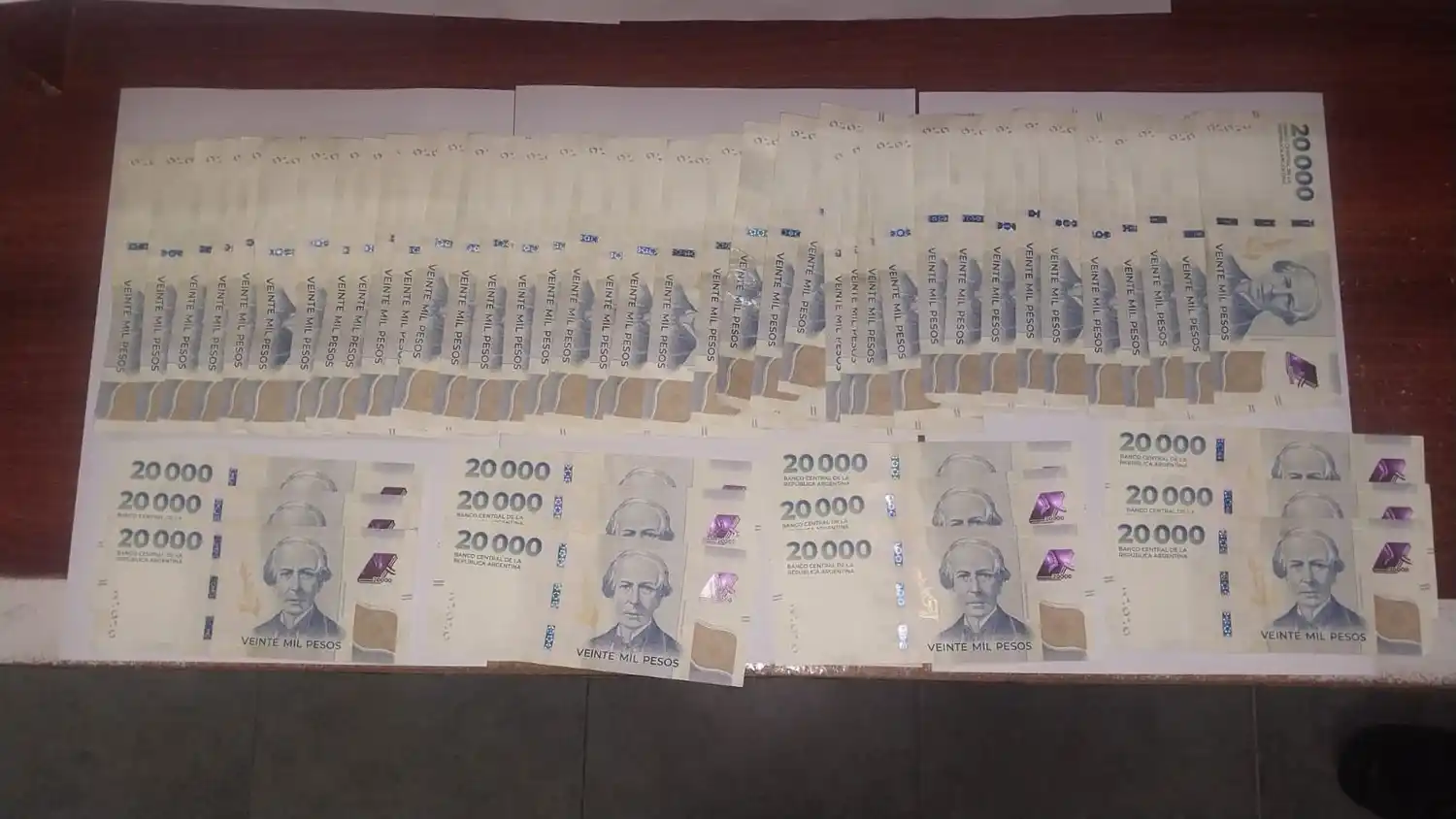 El dinero que devolvió el joven acusado.