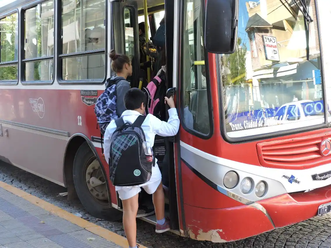 Ingresos escalonados y más frecuencias de transporte para el regreso a las aulas 