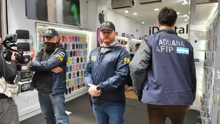 Allanamientos en cuevas de la city por el dólar blue: ya hay seis detenidos