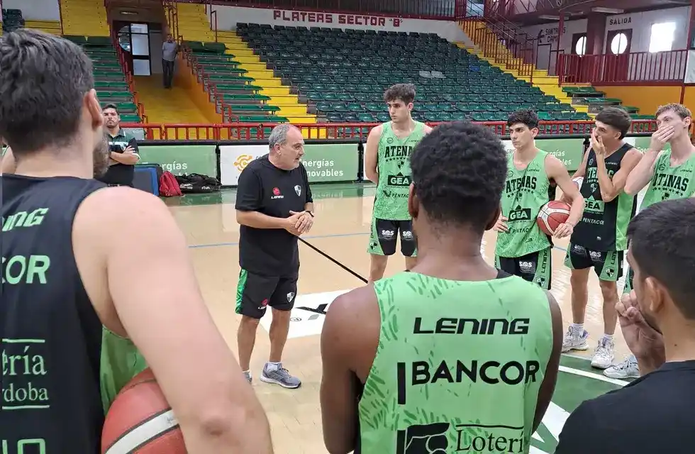Castiñeira, en su primera práctica como DT de Atenas. (Foto de La Voz del Interior).