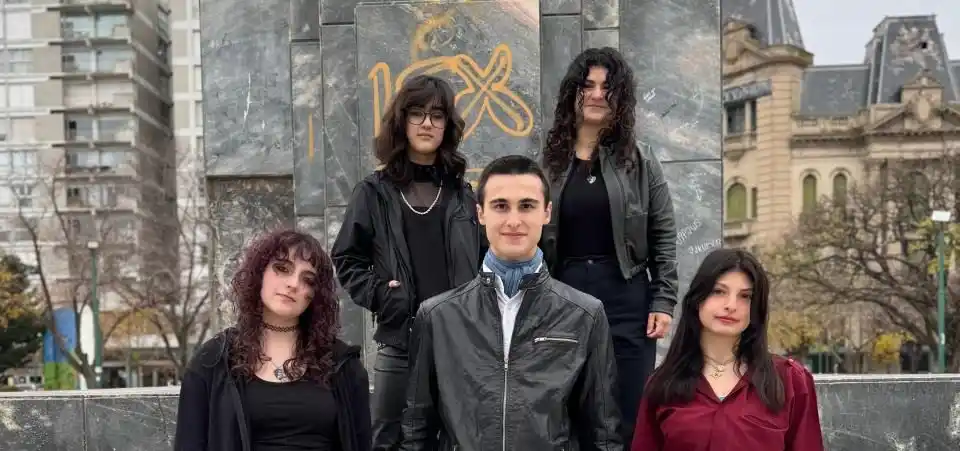 Enigma toca con el corazón en llamas