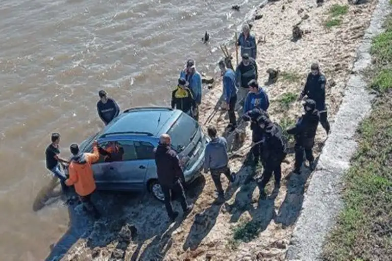 No puso el freno de manos y su auto cayó al río: pudieron rescatarlo