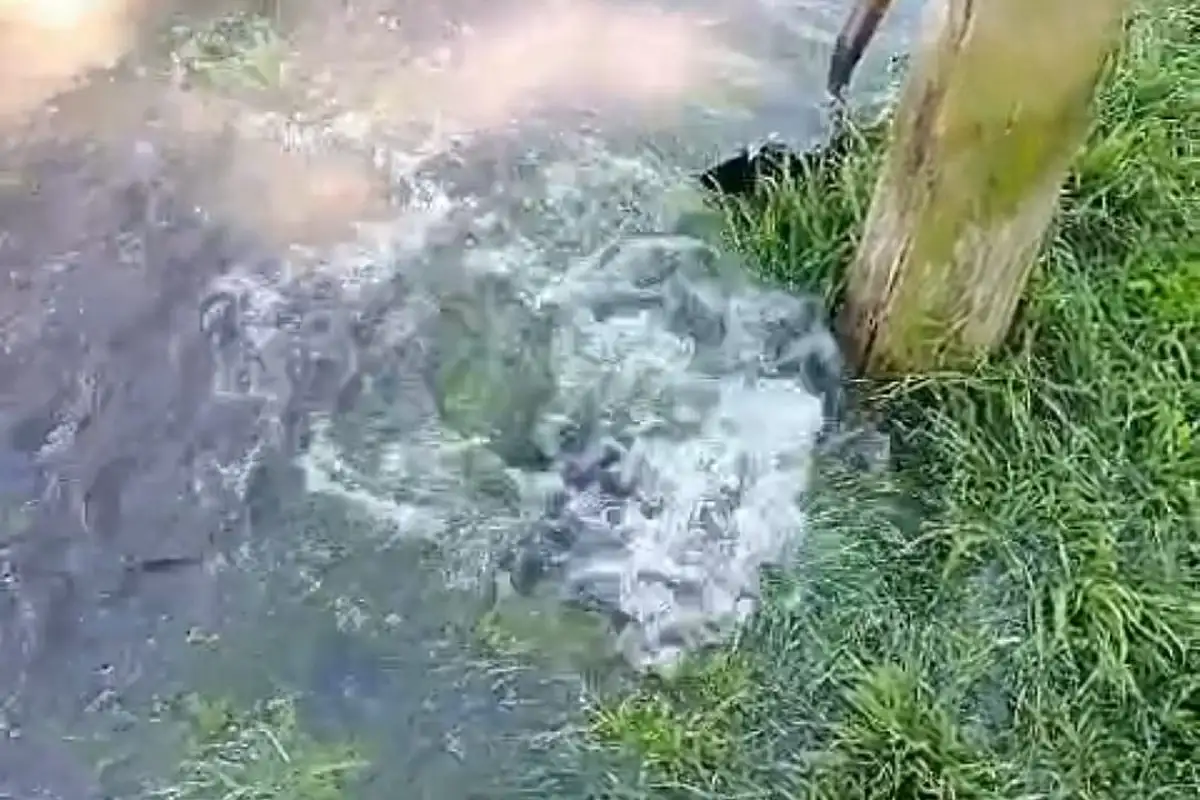 Cortan el agua en un barrio de la ciudad por la rotura de un caño