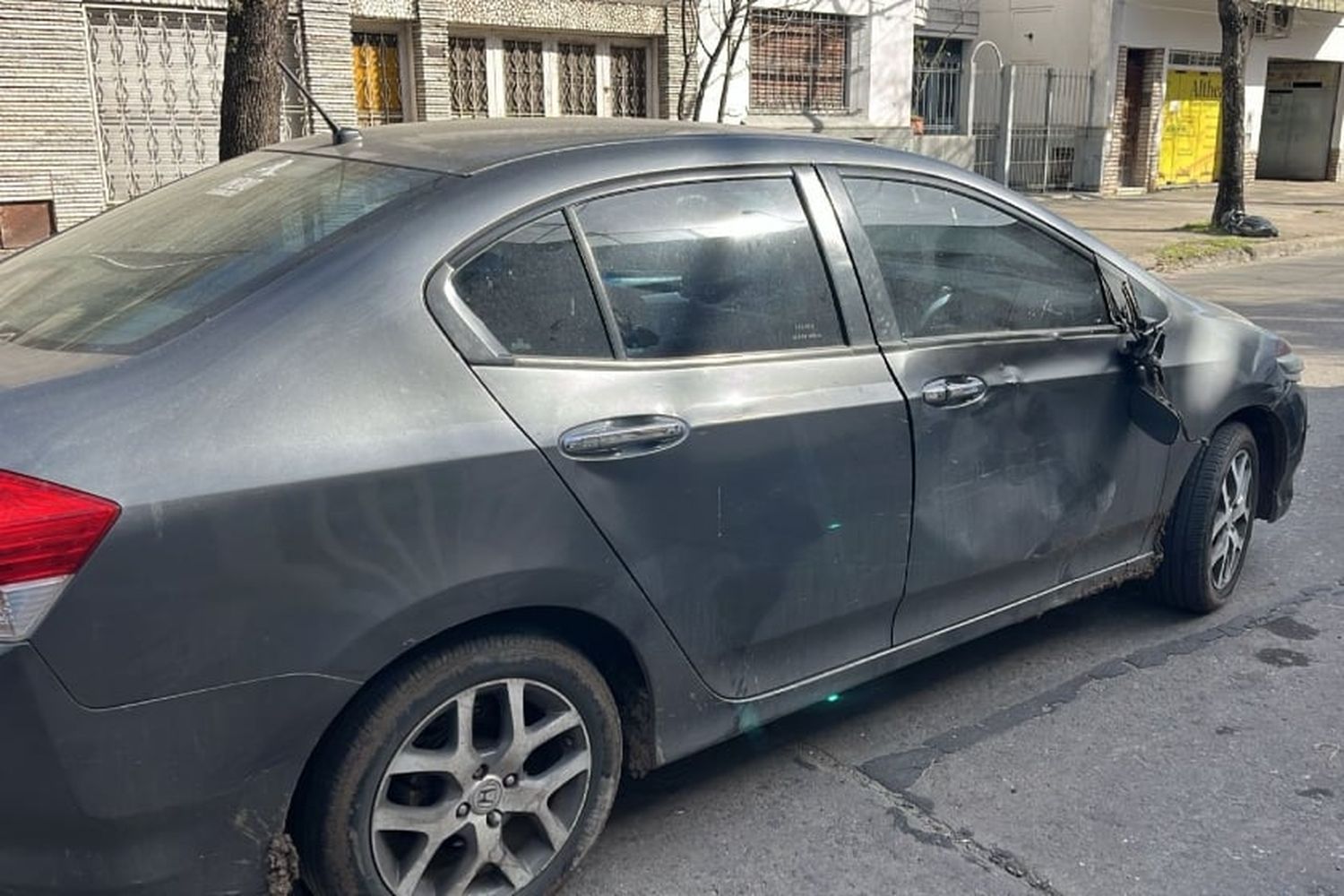 Otro choque entre auto y moto en Rosario: dos heridos en el macrocentro