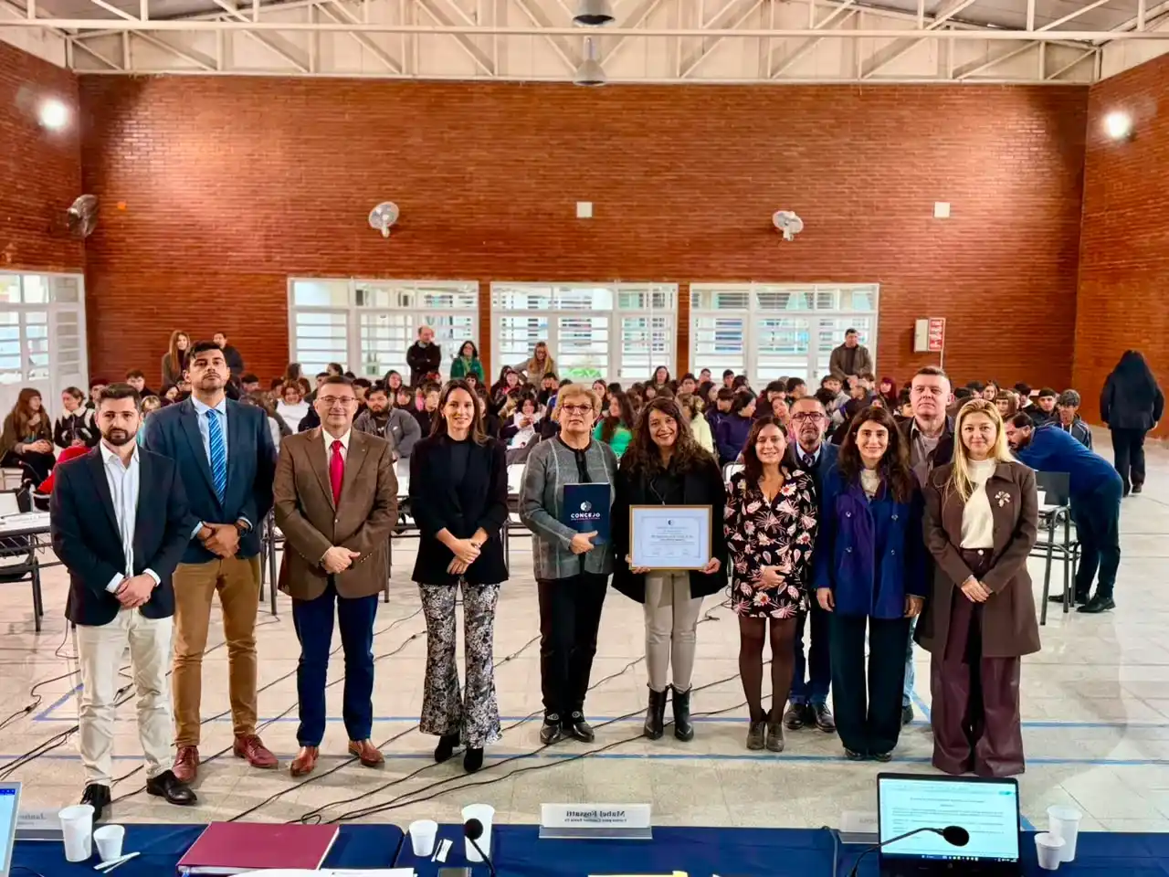 Cientos de estudiantes de la escuela Spinetta participaron de la sesión del Concejo - 1