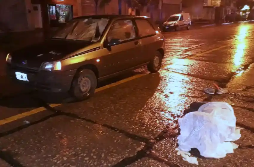 Una mujer murió después de ser embestida por un auto