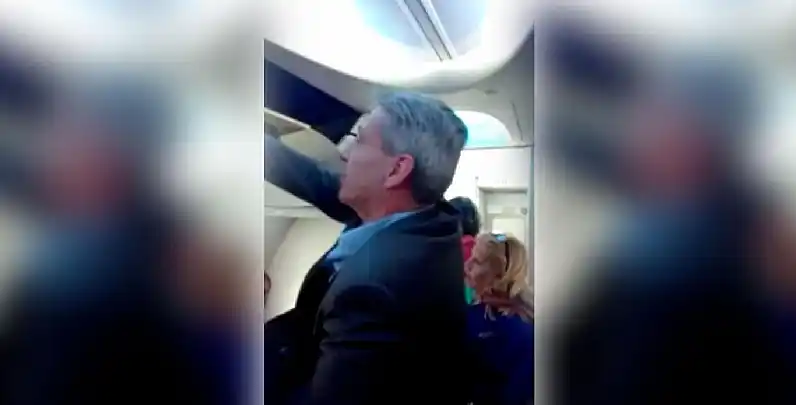 Increparon al gobernador de Chubut en un avión