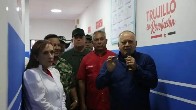 DIOSDADO CABELLO entrega centro  de salud y recuerda los acuerdos firmados con CUBA
