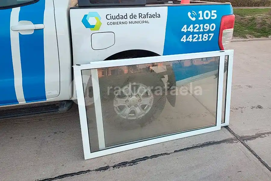 En moto y a plena luz del día con dos aberturas robadas