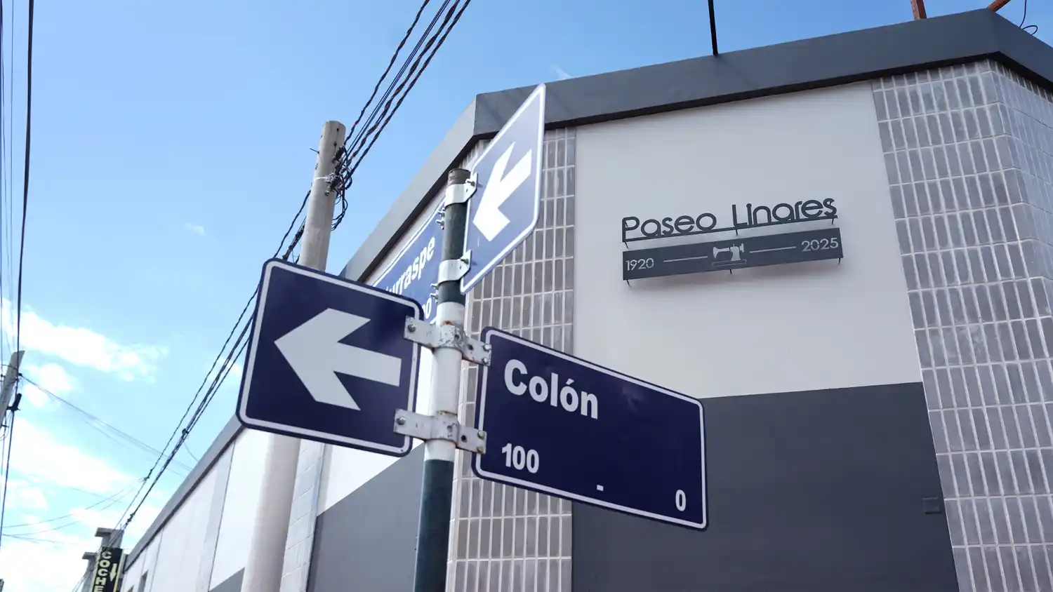 En la esquina de J. B. Iturraspe y Colón se encuentra el Paseo Linares.