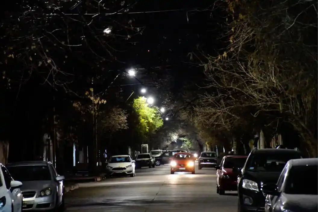 Avanza el recambio de luminarias LED en barrio Sáenz Peña y ya completaron la obra en Catedral