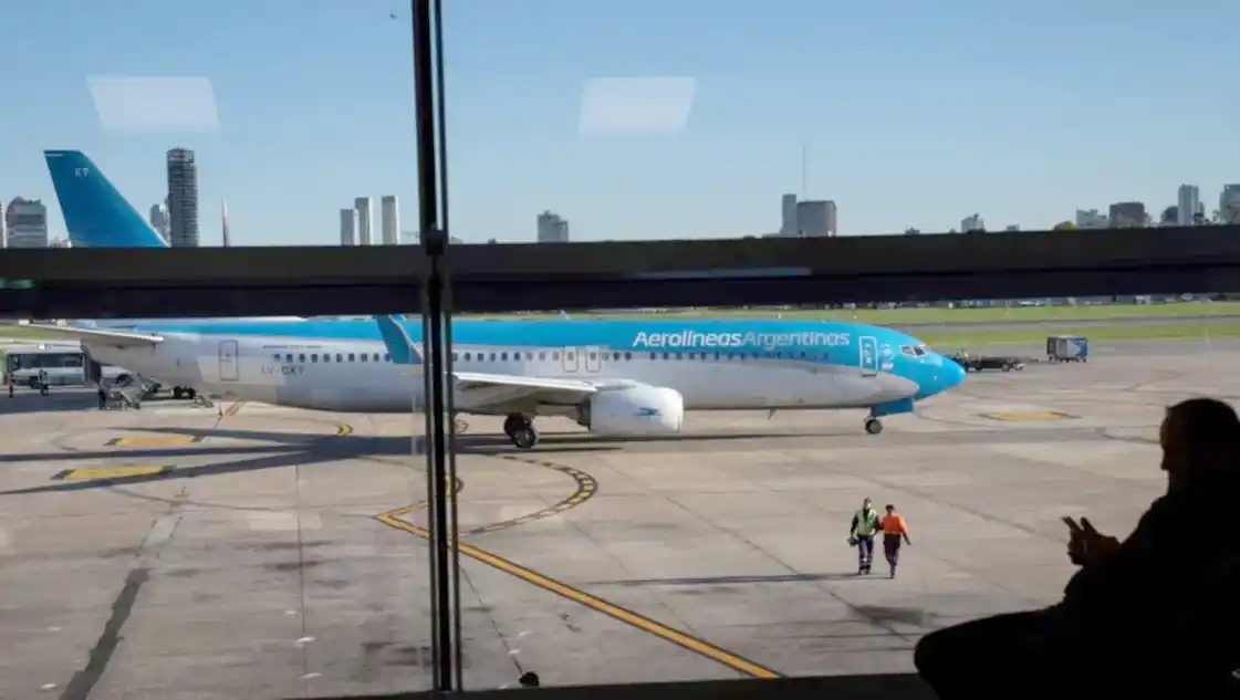 Amenaza de bomba en un avión en el que viajaban Carmen Barbieri y Marcelo Polino