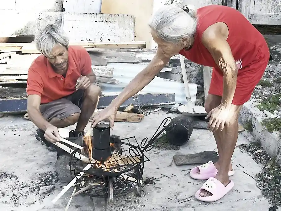Domínguez lleva dos años cocinando con leña porque el gas licuado dejó de llegar a Cuba.