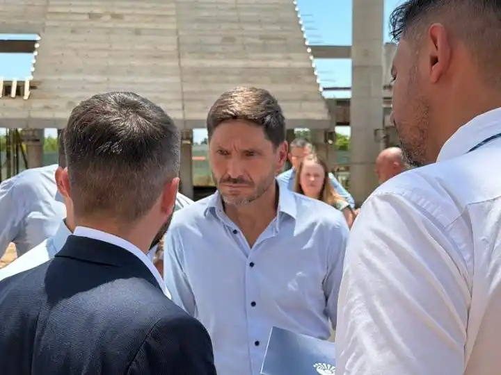 Juan Senn junto a Maximiliano Postovit haciendole entrega de una nota al Gobernador Maximiliano Pullaro