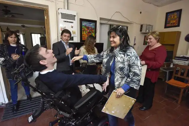 Un joven con parálisis cerebral podrá "caminar junto a su mamá"