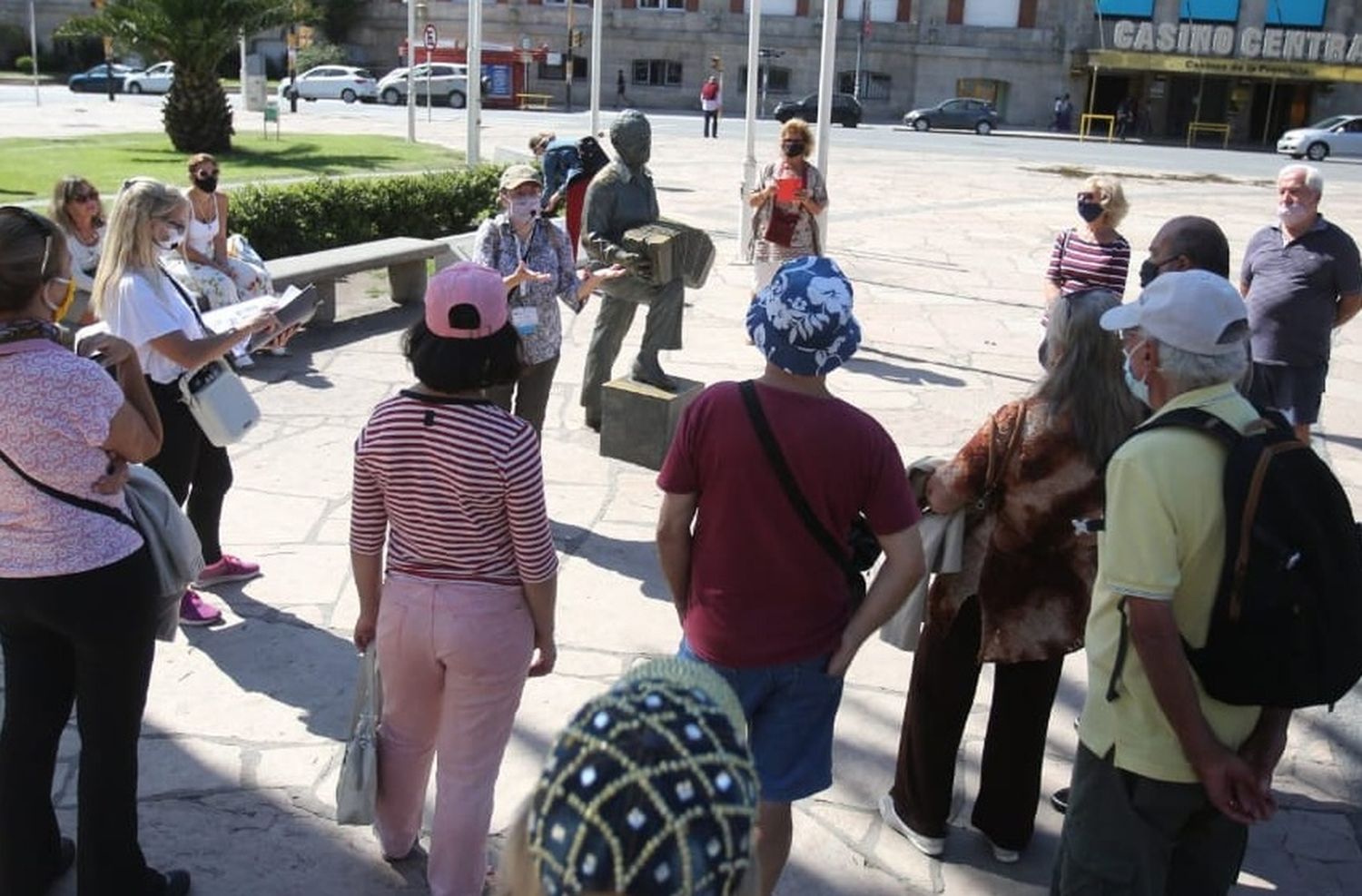 El EMTur continuará las Caminatas Guiadas del Circuito Turístico "Ástor Piazzolla"