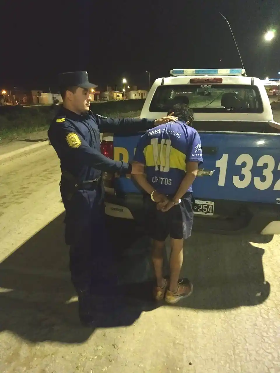 Le arrebató una cartera a una señora y fue detenido en el puente del barrio Molinari