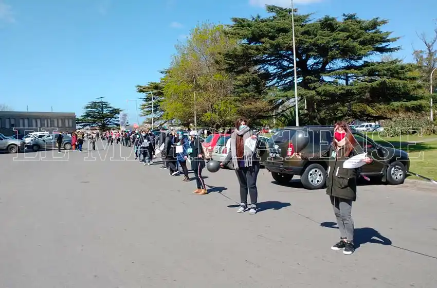 Día de la Sanidad: marplatenses se unieron en un "abrazo solidario" frente al HIGA