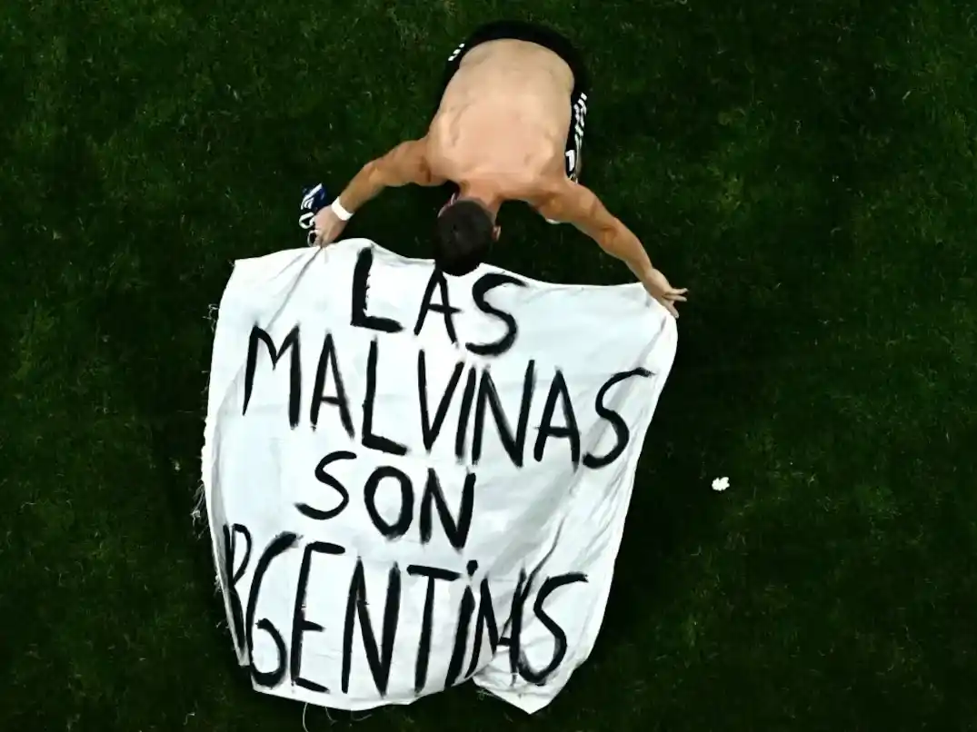 El Gobierno británico pidió a la FIFA que investigue a la Selección argentina por la bandera de Malvinas