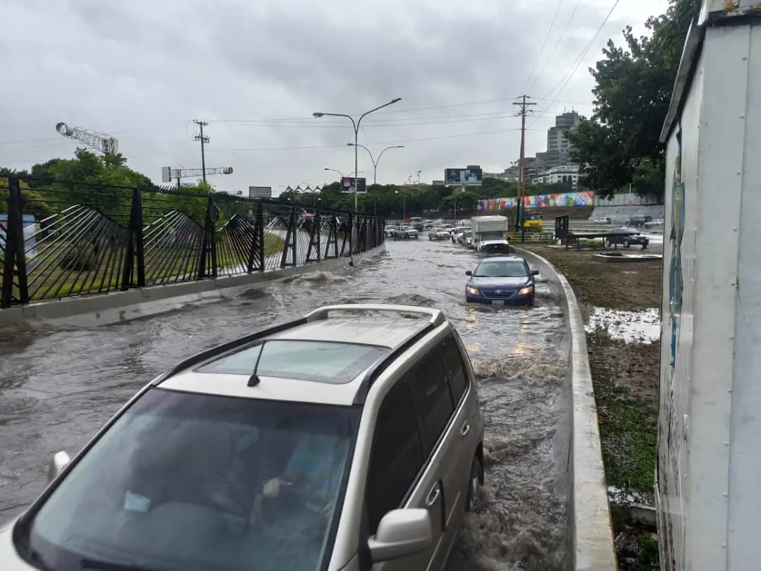 Fuertes lluvias causan estragos en Caracas: colapsadas calles y autopistas (+Fotos)