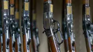 ¿Cuáles son las reglas para armas y municiones en un set de cine?