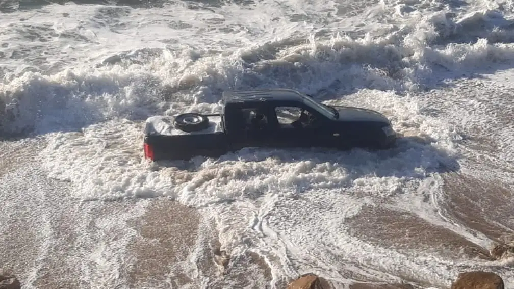 La camioneta del presunto femicida apareció en el mar.