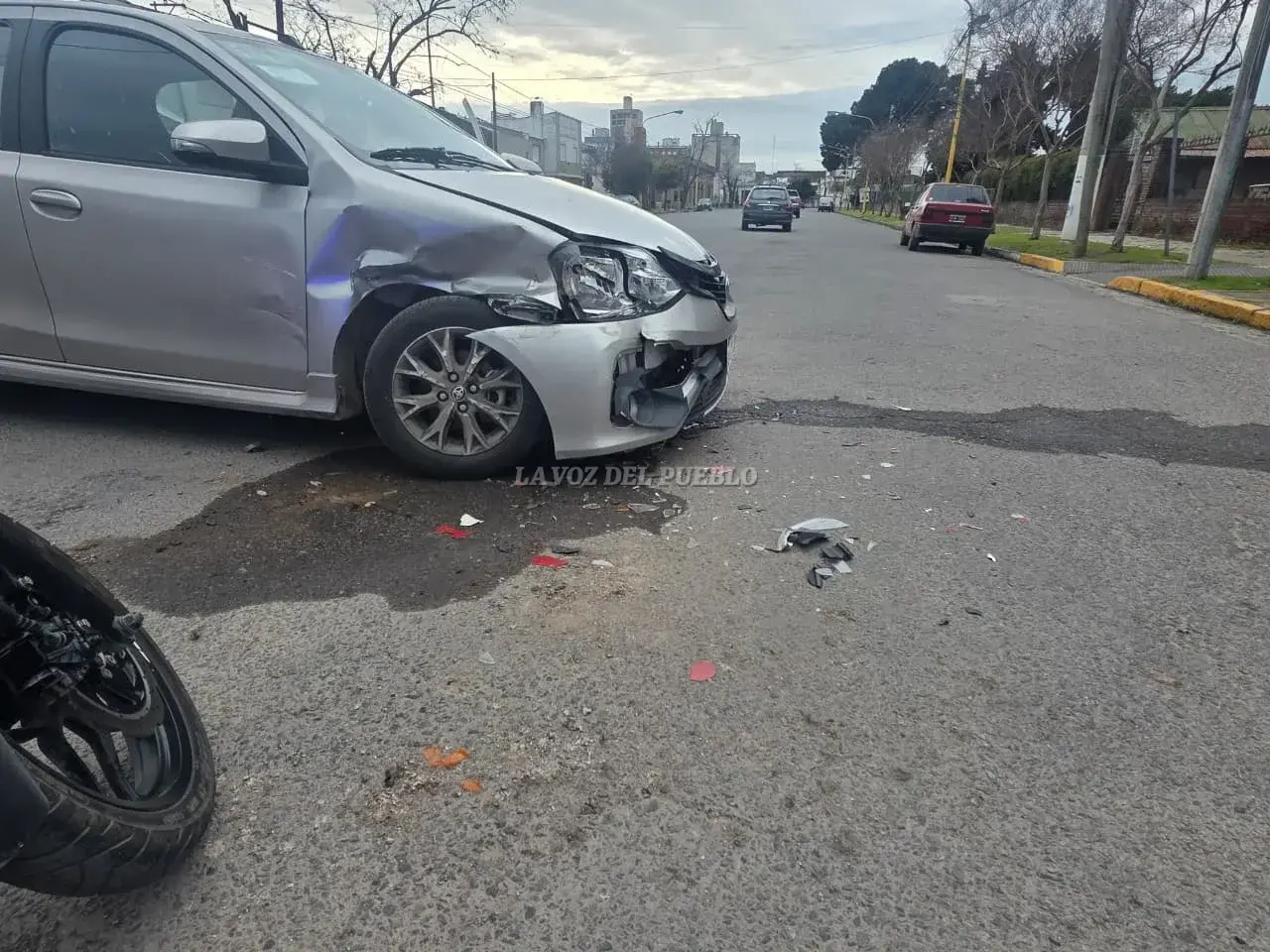 Chocaron dos autos en la intersección de avenida Ituzaingó y 25 de Mayo