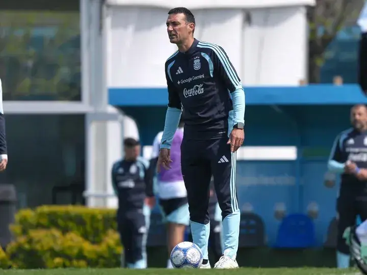 Existe un acuerdo total para que L.Scaloni siga al mando de la Selección Argentina hasta 2039. Foto:AFA