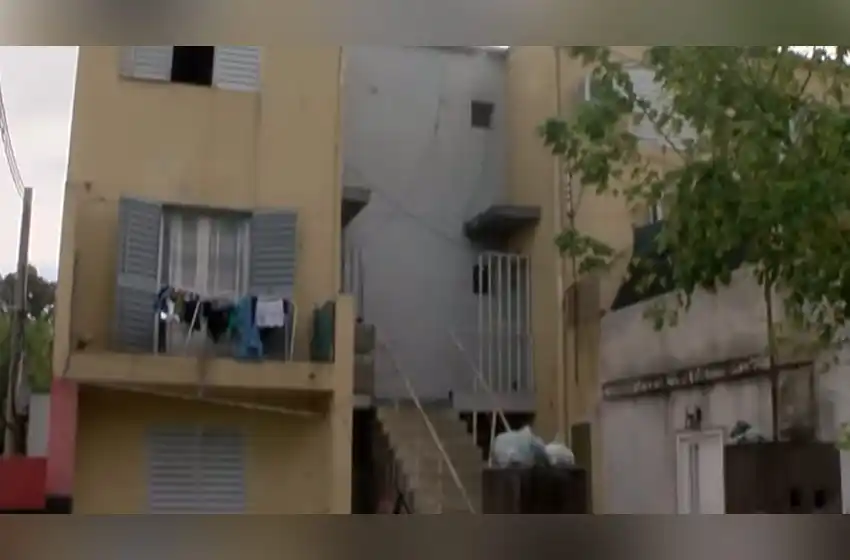 Dos niños de 2 y 4 años cayeron de un balcón