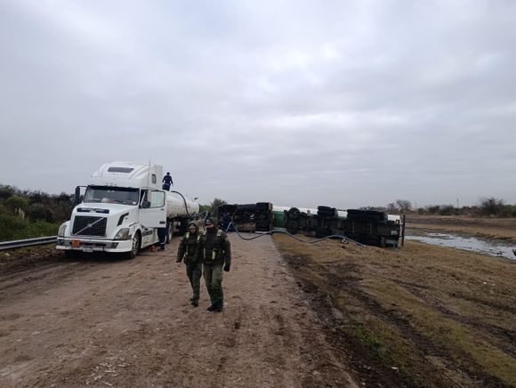 RN34: comenzó el trasvaso del combustible del camión que permanece volcado sobre la calzada