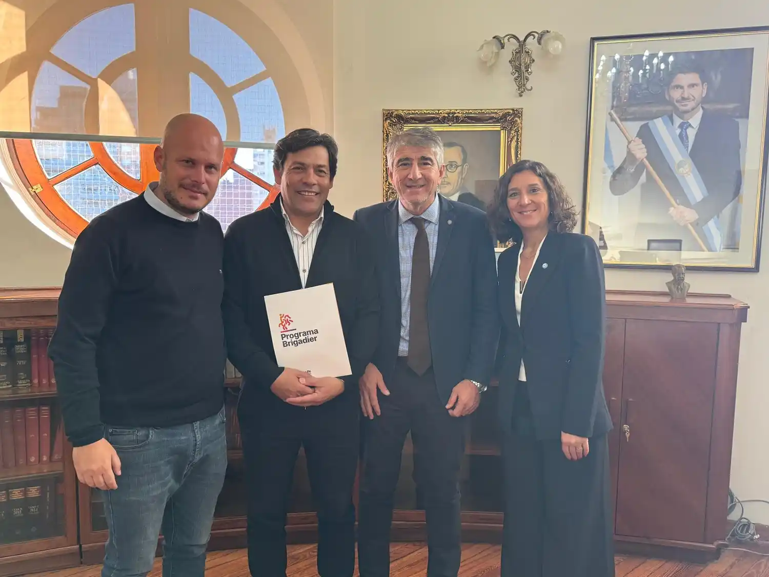 Cristian Bustamante, carpeta en mano, junto a las autoridades provinciales.