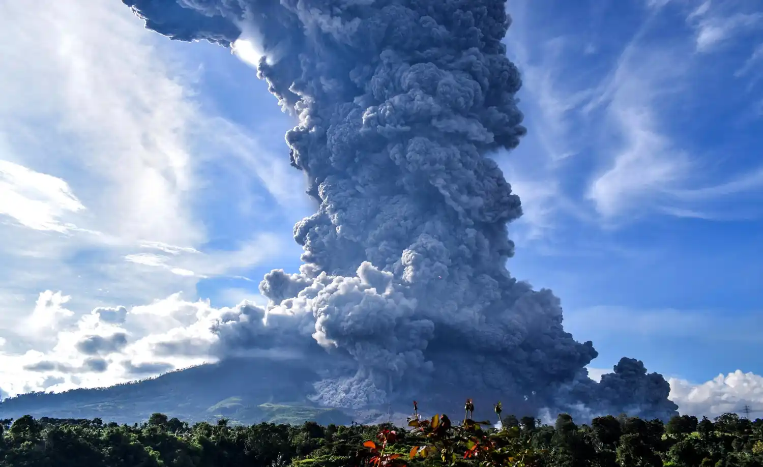 Miles evacuados en Indonesia por erupción del volcán Ili Lewotolok