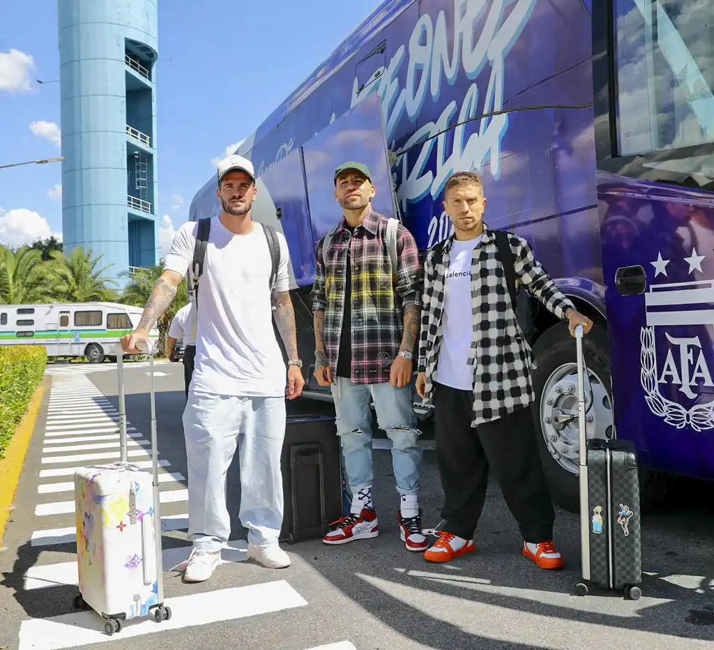 De Paul, Otamendi y “Papu” Gómez, arribando a Ezeiza.