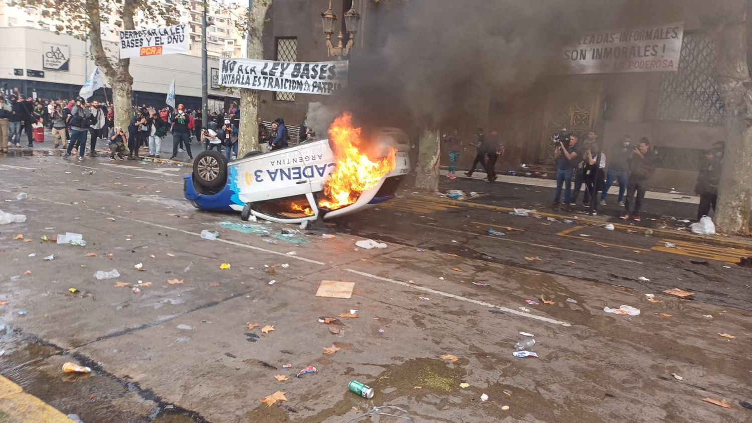 Incendiaron el móvil de Cadena 3 en la movilización frente al Congreso (Gentileza Cadena 3)