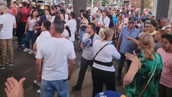 Cuerpos policiales se confrontaron en El Paraíso mientras electores protestaban en centro electoral (VIDEOS)